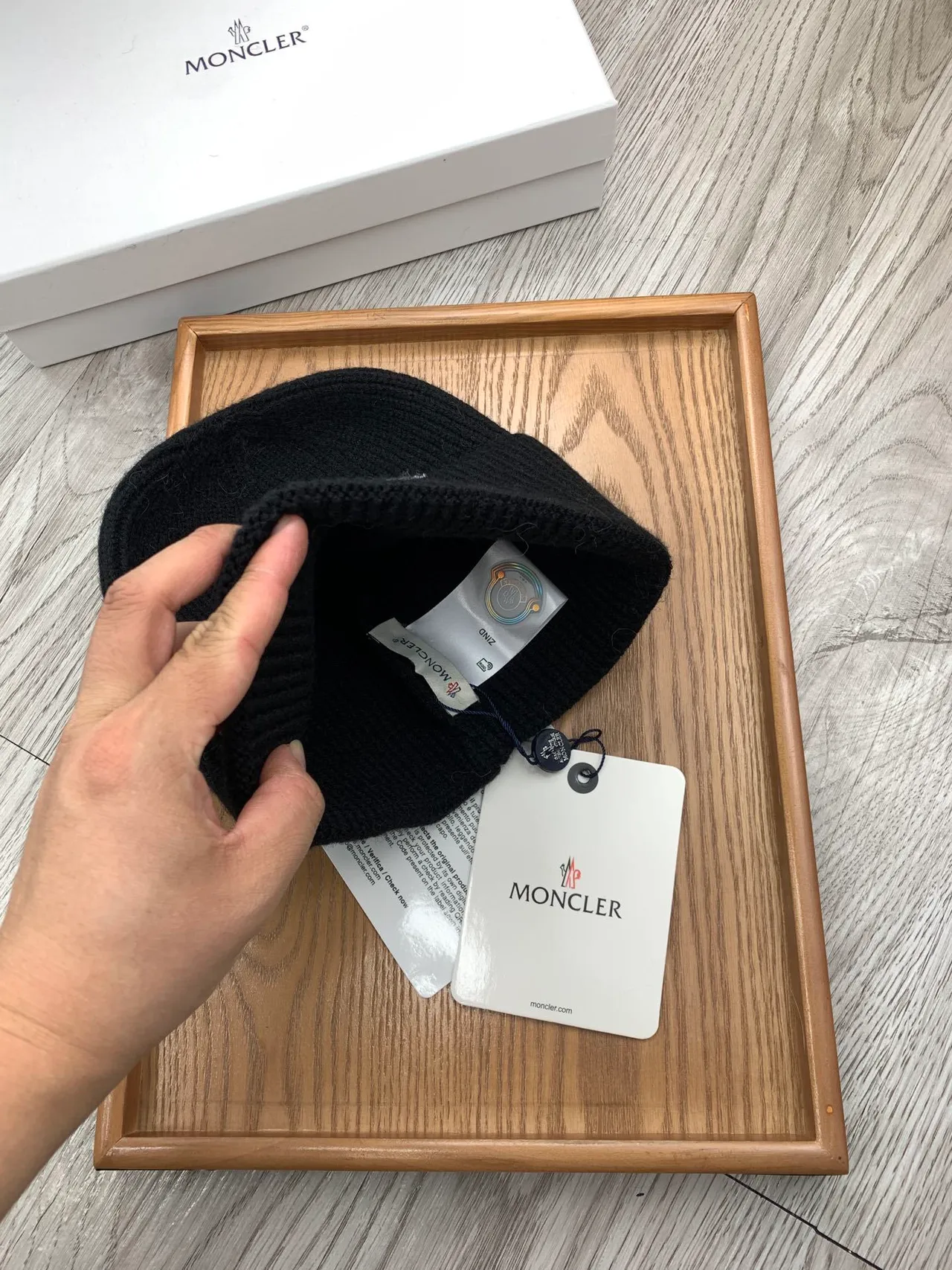 Moncler Noir Blanc Tricot Côtelé Ourlet Plié Bonnet 4