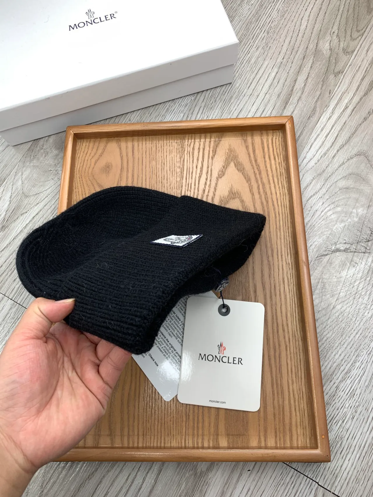 Moncler Noir Blanc Tricot Côtelé Ourlet Plié Bonnet 5
