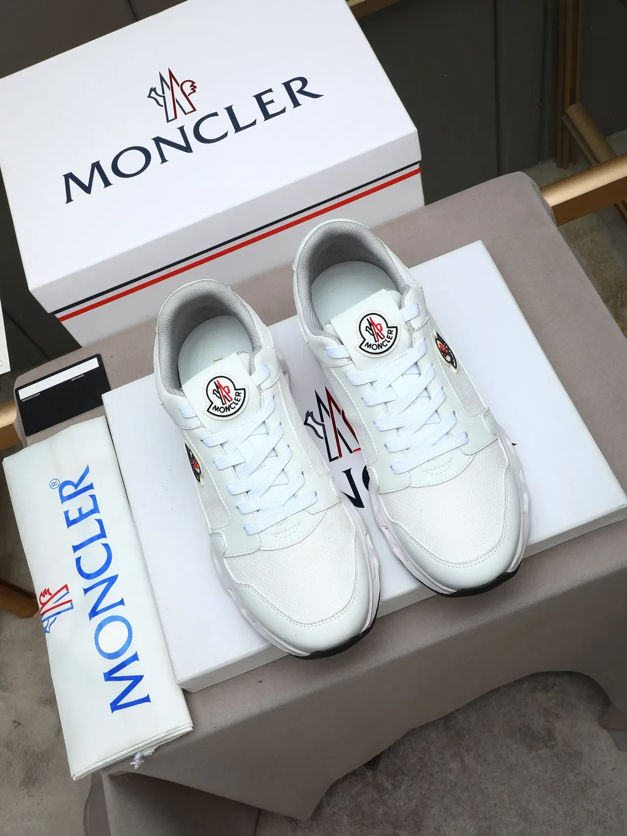 Moncler Blanc Noir Propre Haut Sculpté Perforé Suela Médiane Style de Vie Sneakers 2
