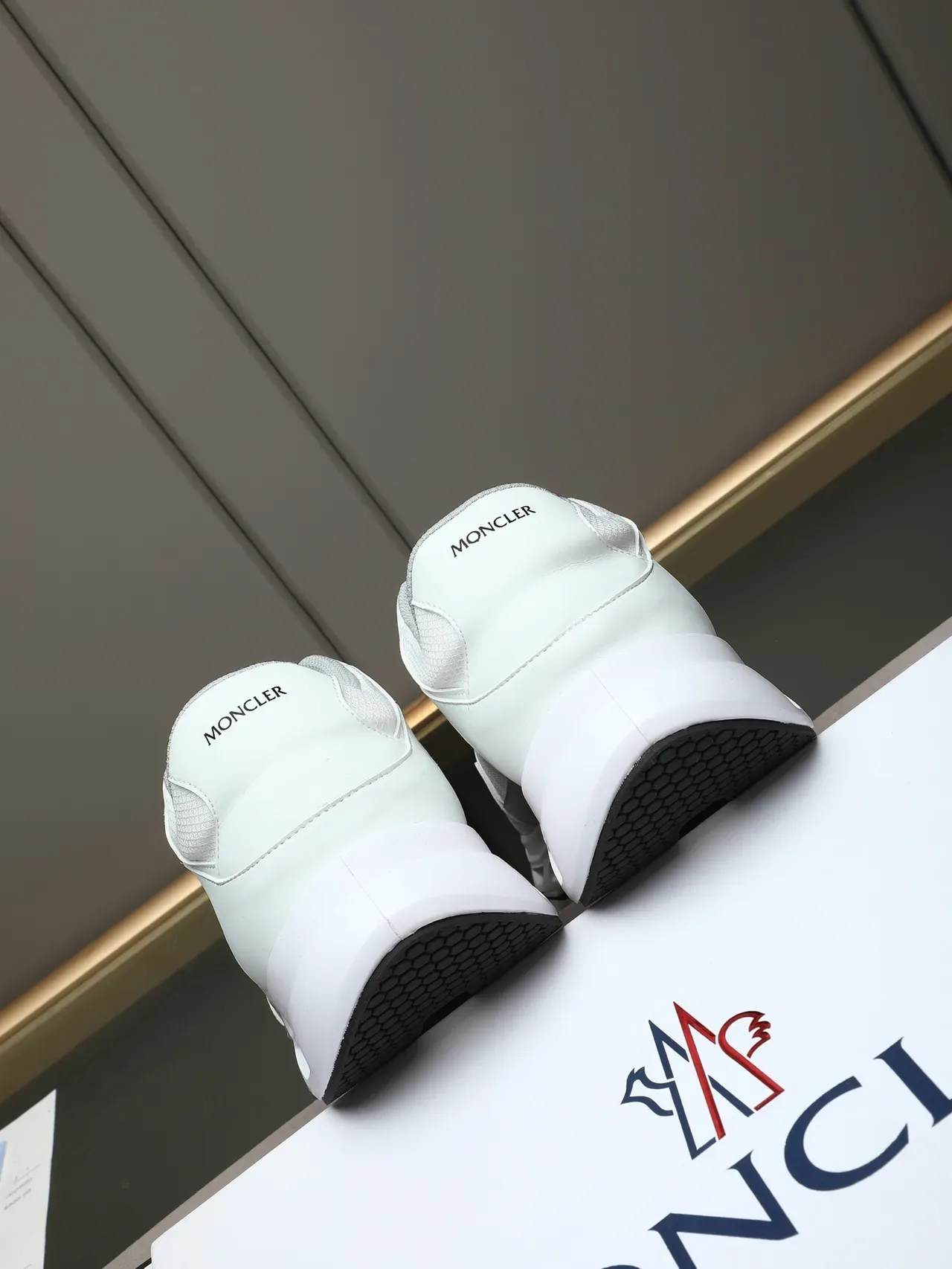Moncler Blanc Noir Propre Haut Sculpté Perforé Suela Médiane Style de Vie Sneakers 3
