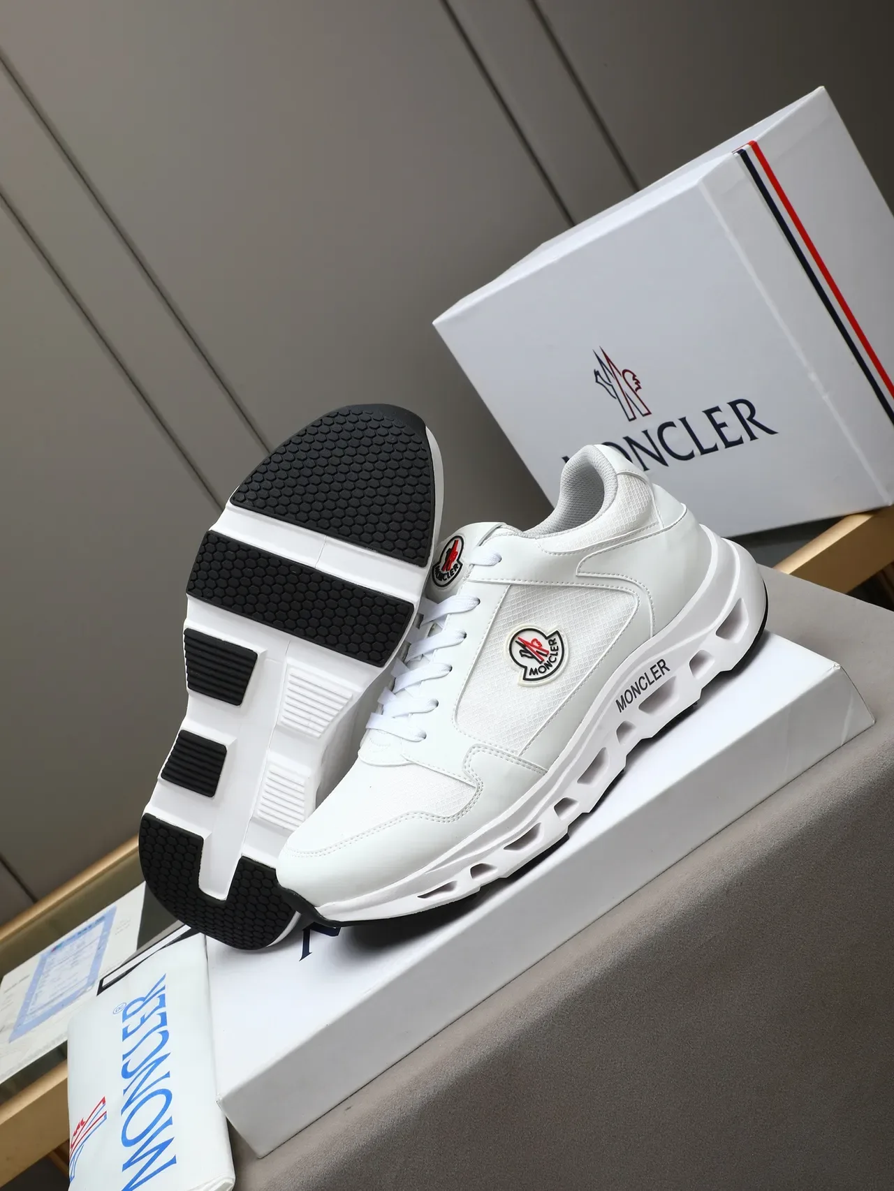 Moncler Blanc Noir Propre Haut Sculpté Perforé Suela Médiane Style de Vie Sneakers 4