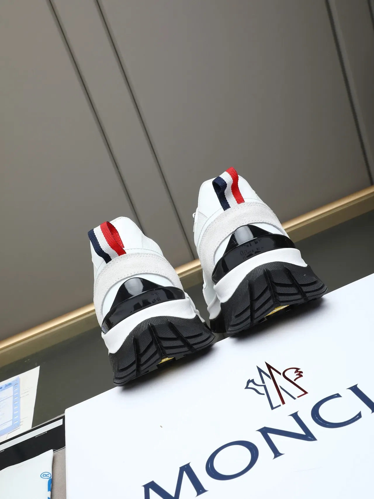Moncler Blanc Noir Maille En Couches Et Daim Supérieur Oversized M-Logo Découpe Lifestyle Sneakers 3