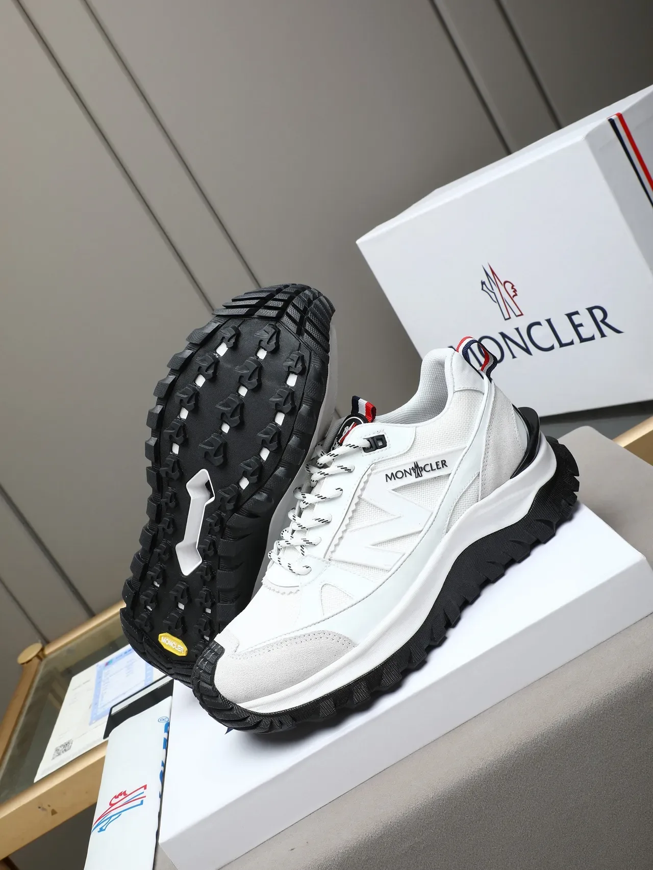 Moncler Blanc Noir Maille En Couches Et Daim Supérieur Oversized M-Logo Découpe Lifestyle Sneakers 4