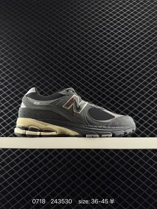 New Balance 2002R Gris foncé Beige Chaussures lifestyle 2