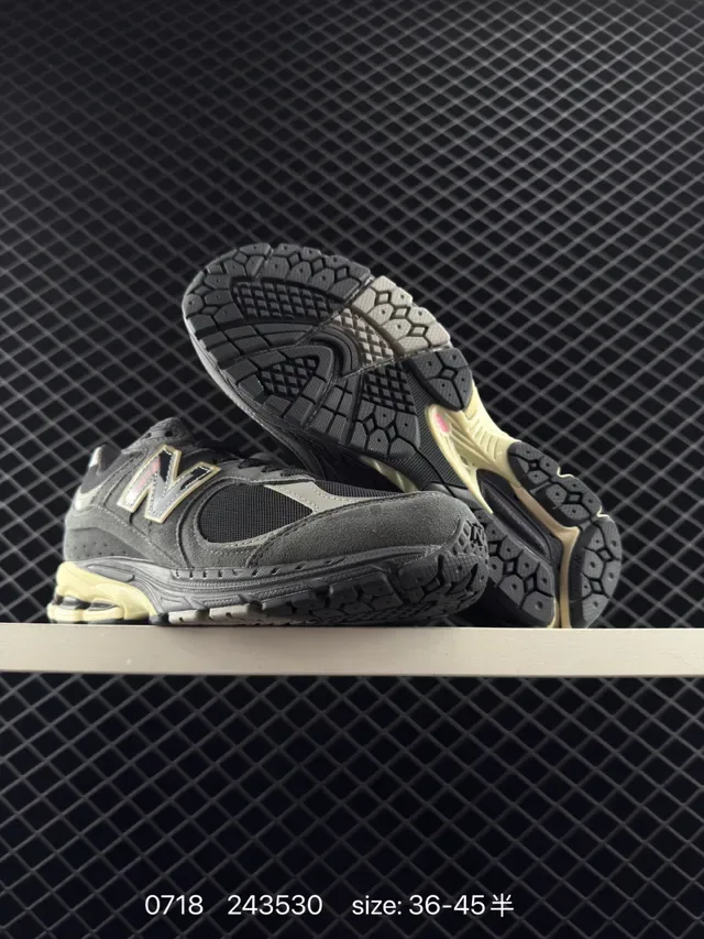 New Balance 2002R Gris foncé Beige Chaussures lifestyle 4