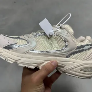 New Balance 530 بيج وفضي معدني أحذية رياضية للنمط الحياتي