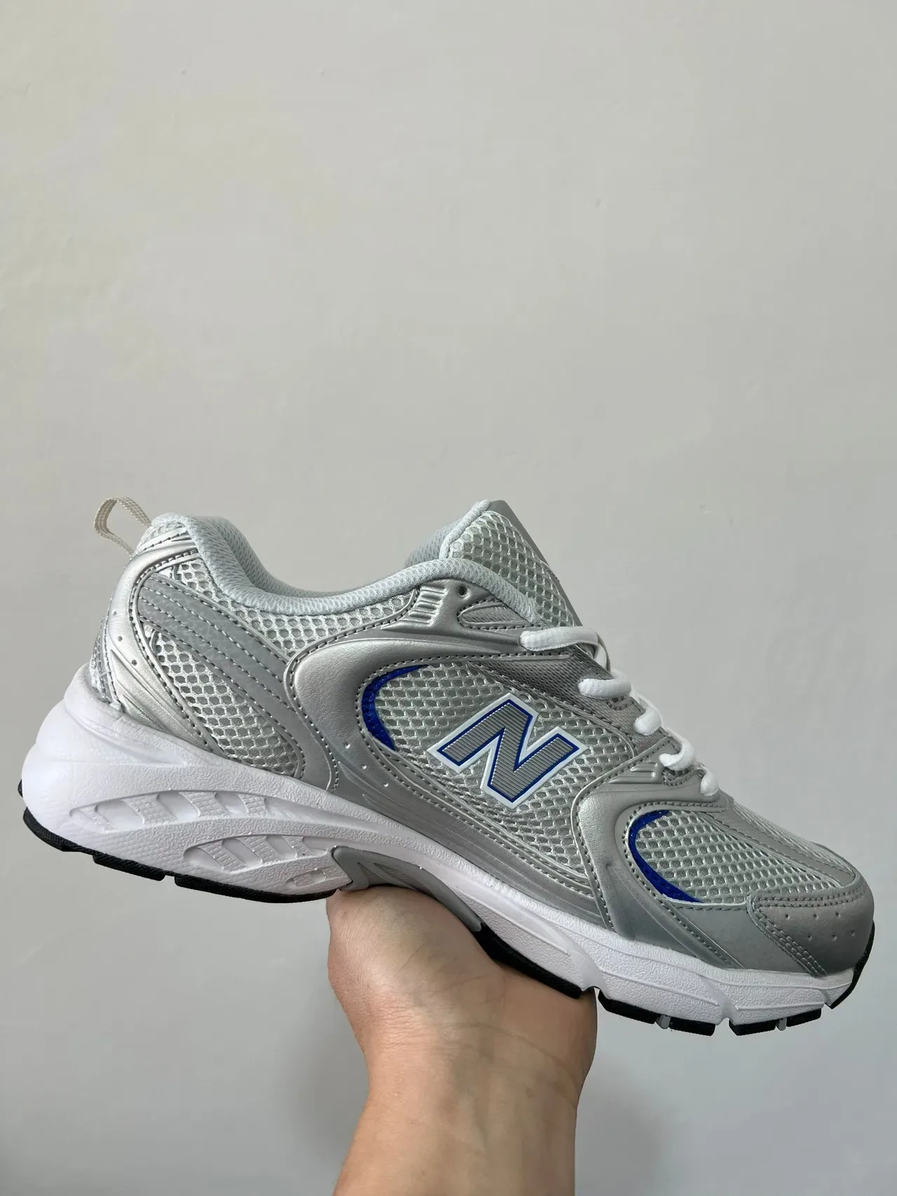 New Balance 530 Prata metálica com acento azul Tênis lifestyle 2