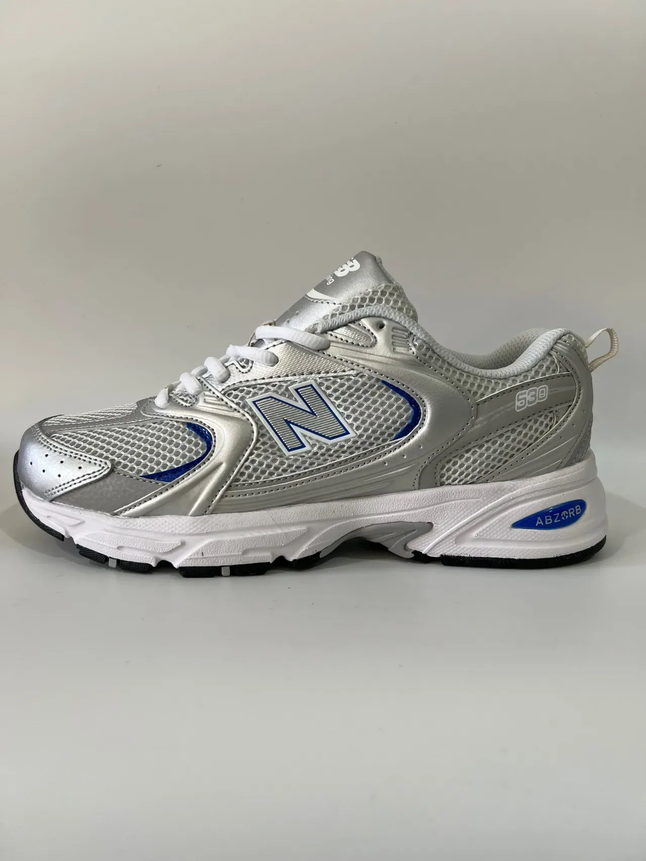 New Balance 530 Prata metálica com acento azul Tênis lifestyle 3