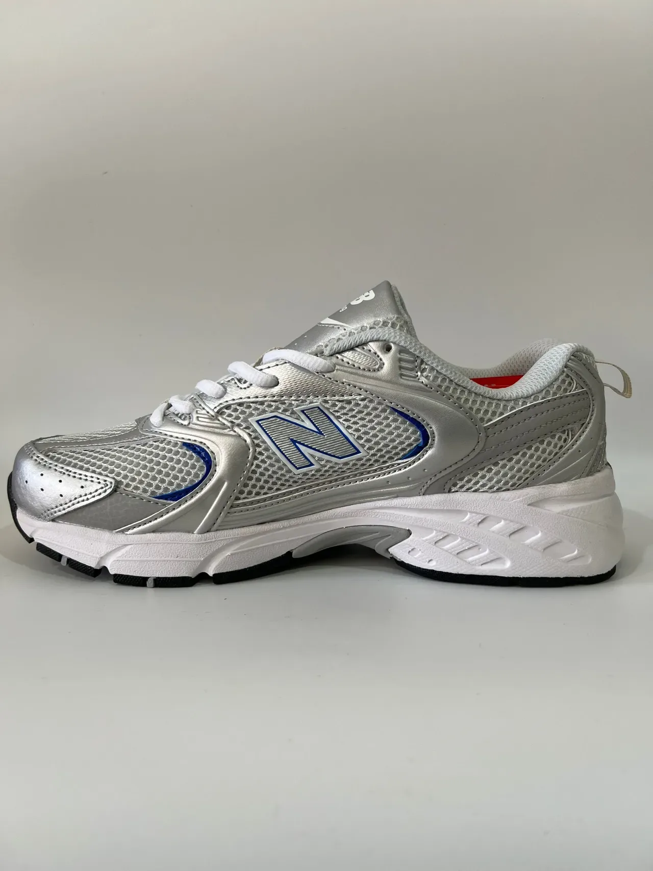 New Balance 530 Prata metálica com acento azul Tênis lifestyle 4