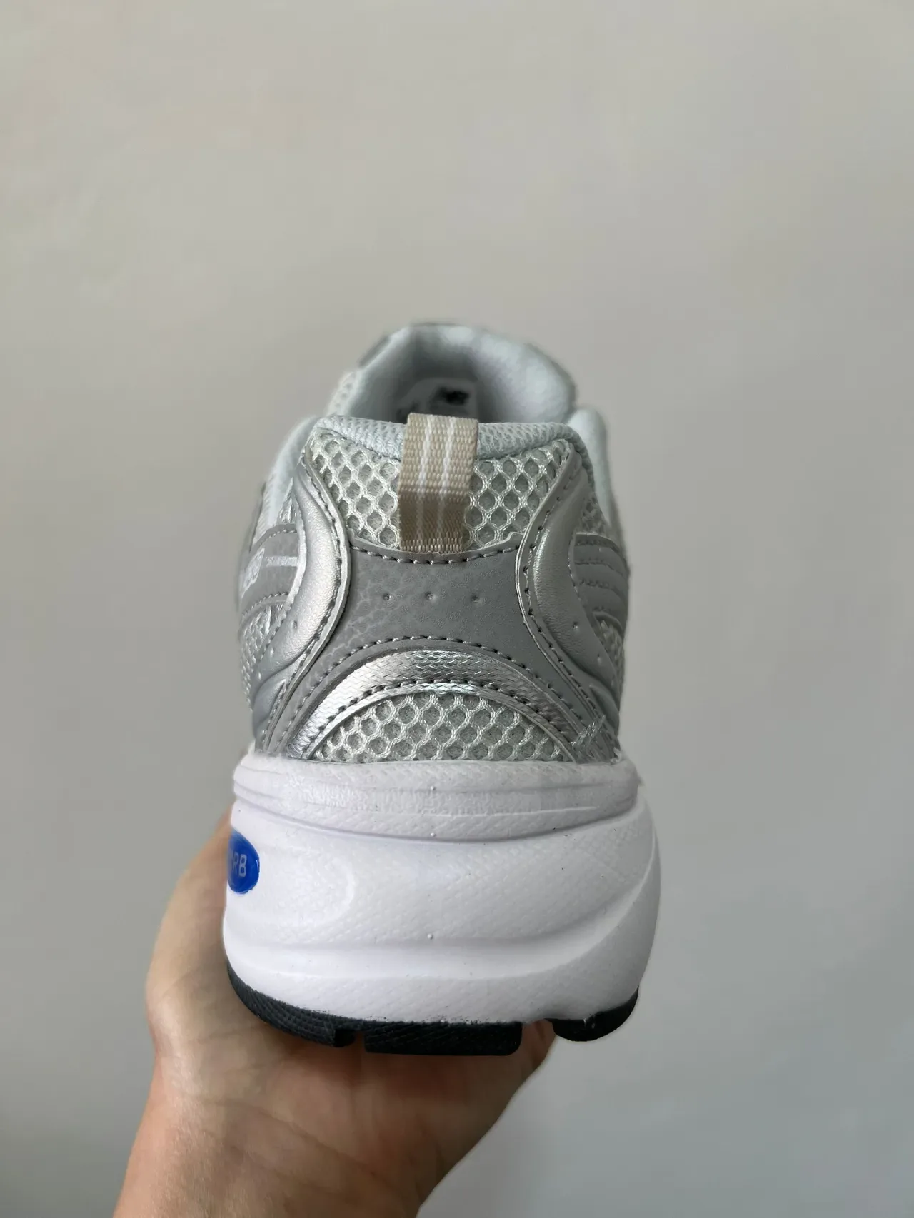 New Balance 530 Prata metálica com acento azul Tênis lifestyle 5