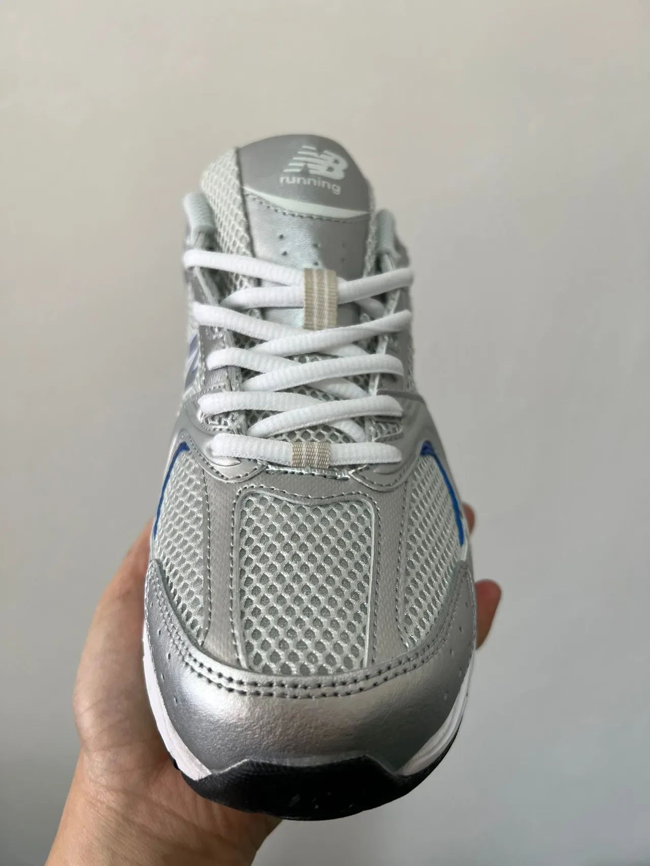 New Balance 530 Prata metálica com acento azul Tênis lifestyle 6