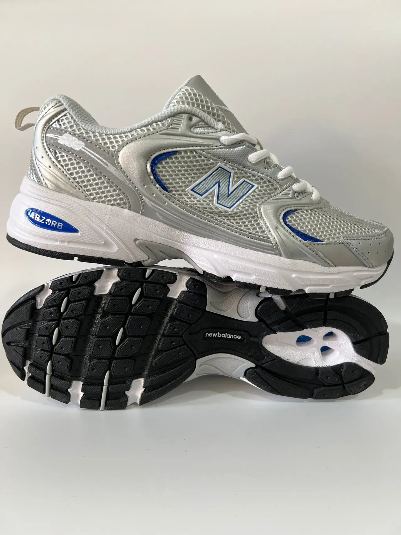 New Balance 530 Prata metálica com acento azul Tênis lifestyle 7