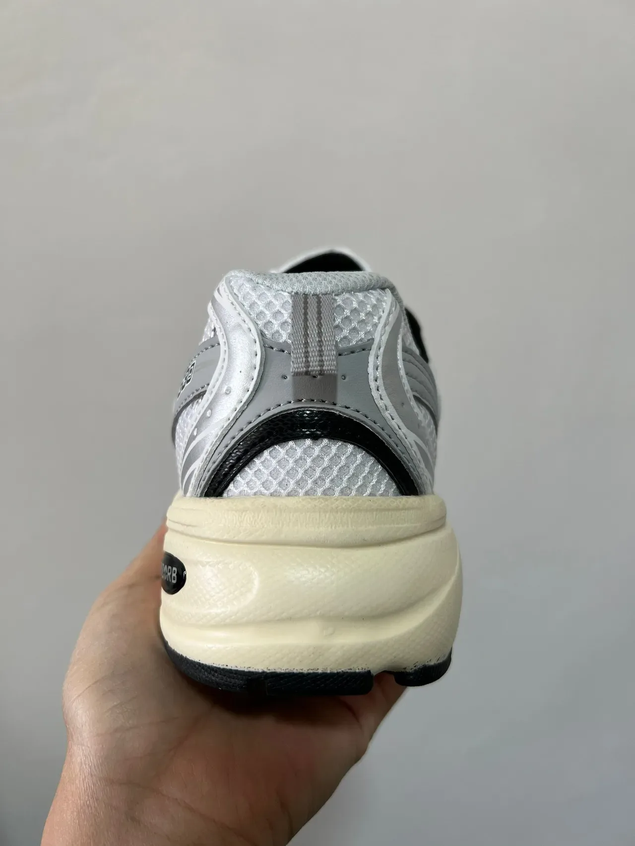 New Balance 530 Prata Branco Creme Tênis Lifestyle 2