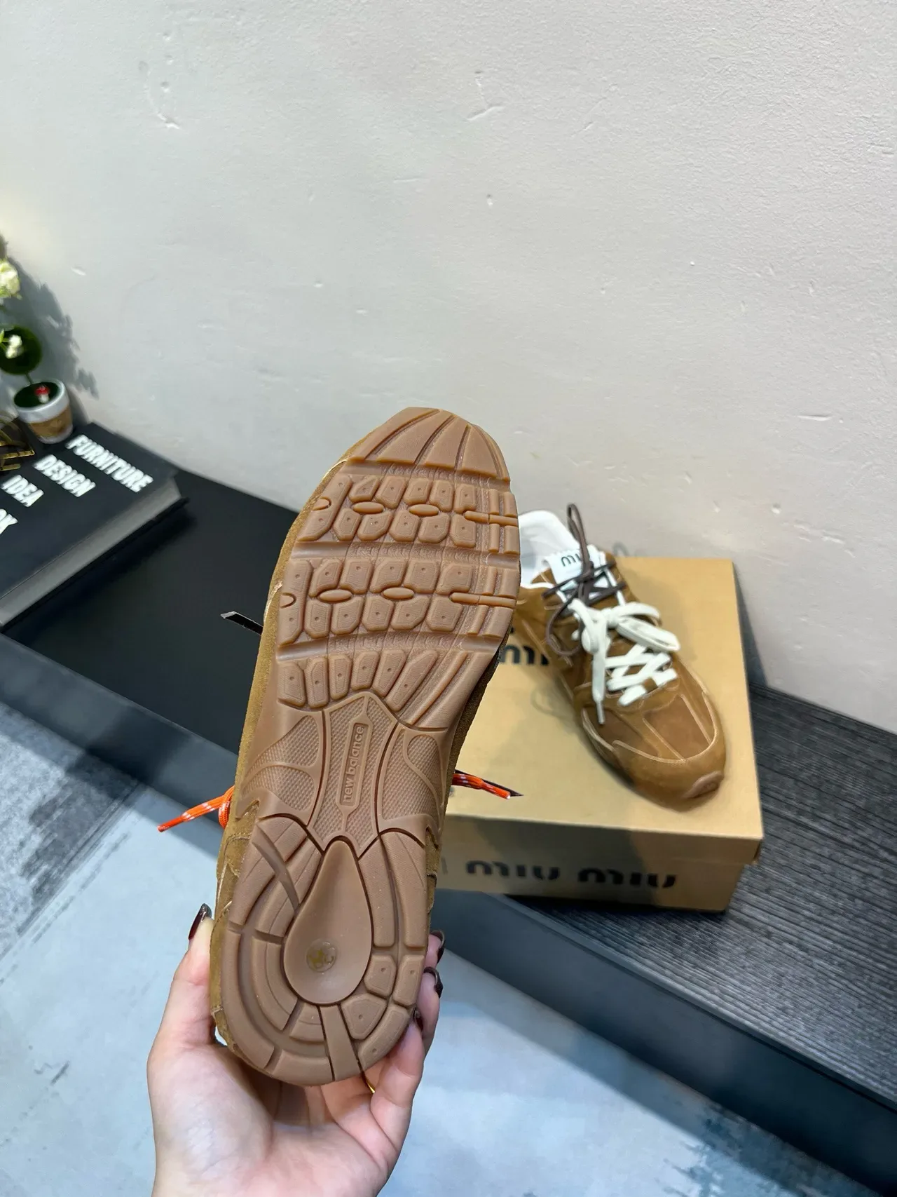 New Balance 630 x Miu Miu Tênis Lifestyle em Suede Tan 9