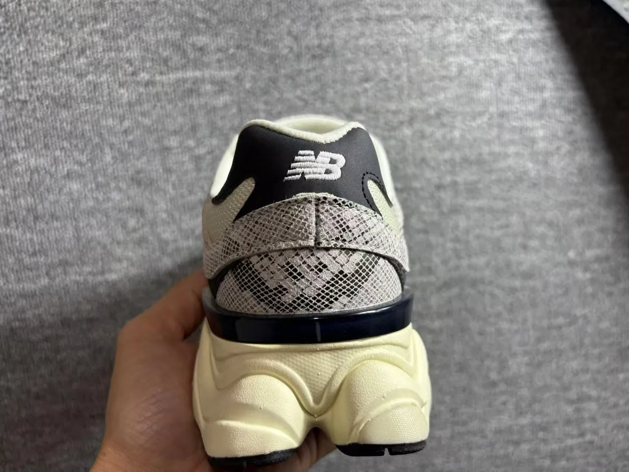 New Balance 9060 بيج أسود طباعة جلد الثعبان أحذية رياضية سميكة 2