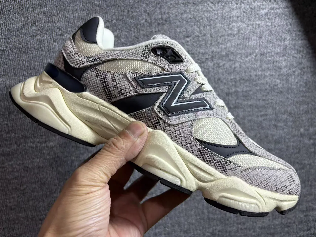 New Balance 9060 بيج أسود طباعة جلد الثعبان أحذية رياضية سميكة 5