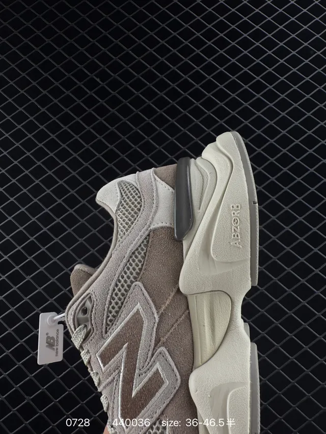 New Balance 9060 Baskets Chunky Beige en Maille et Suède 4