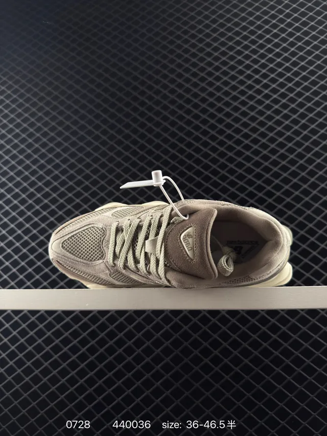 New Balance 9060 Baskets Chunky Beige en Maille et Suède 5