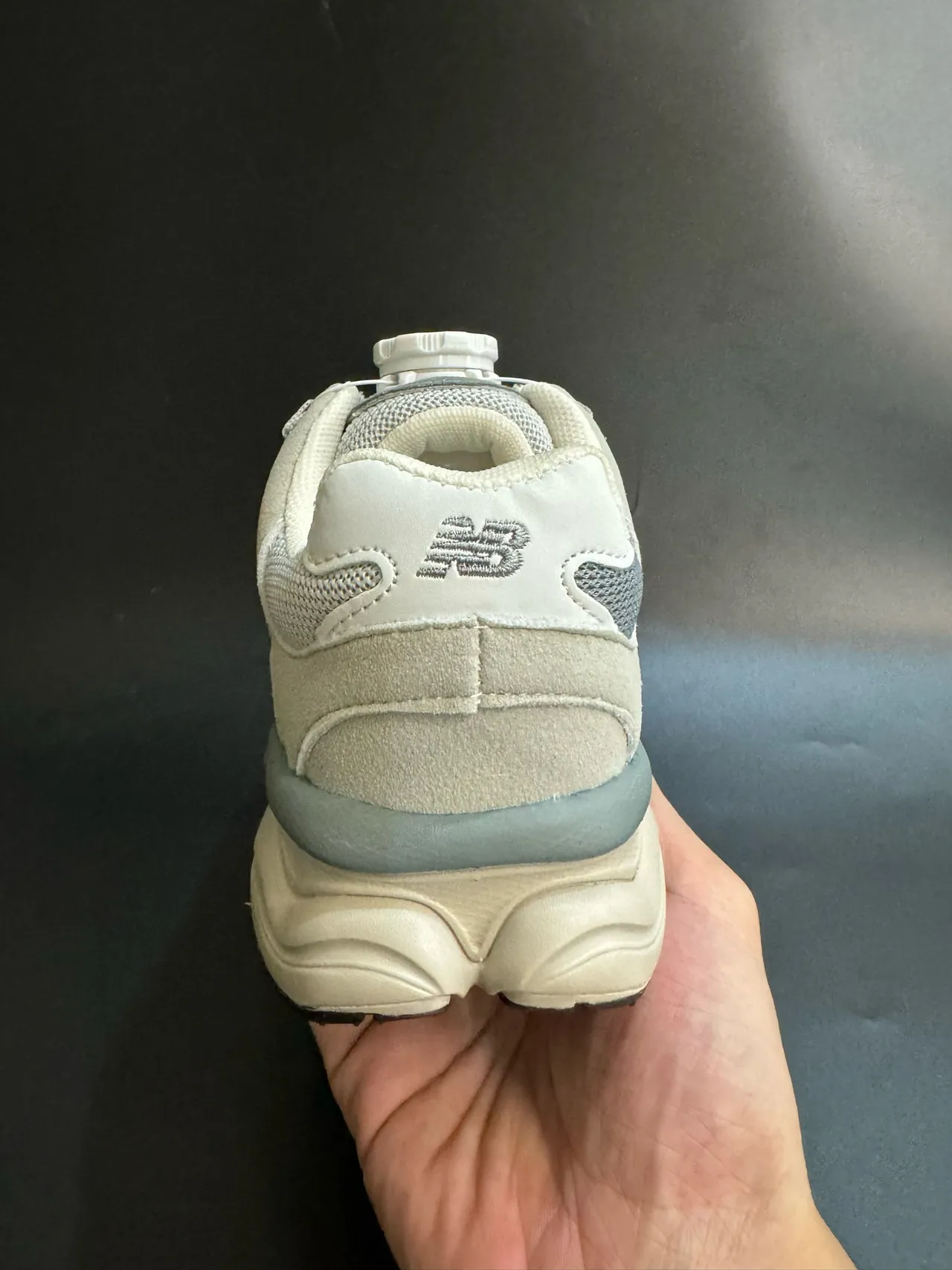 New Balance 9060 رمادي بيج سول إغلاق دوار أحذية رياضية كثيفة 15