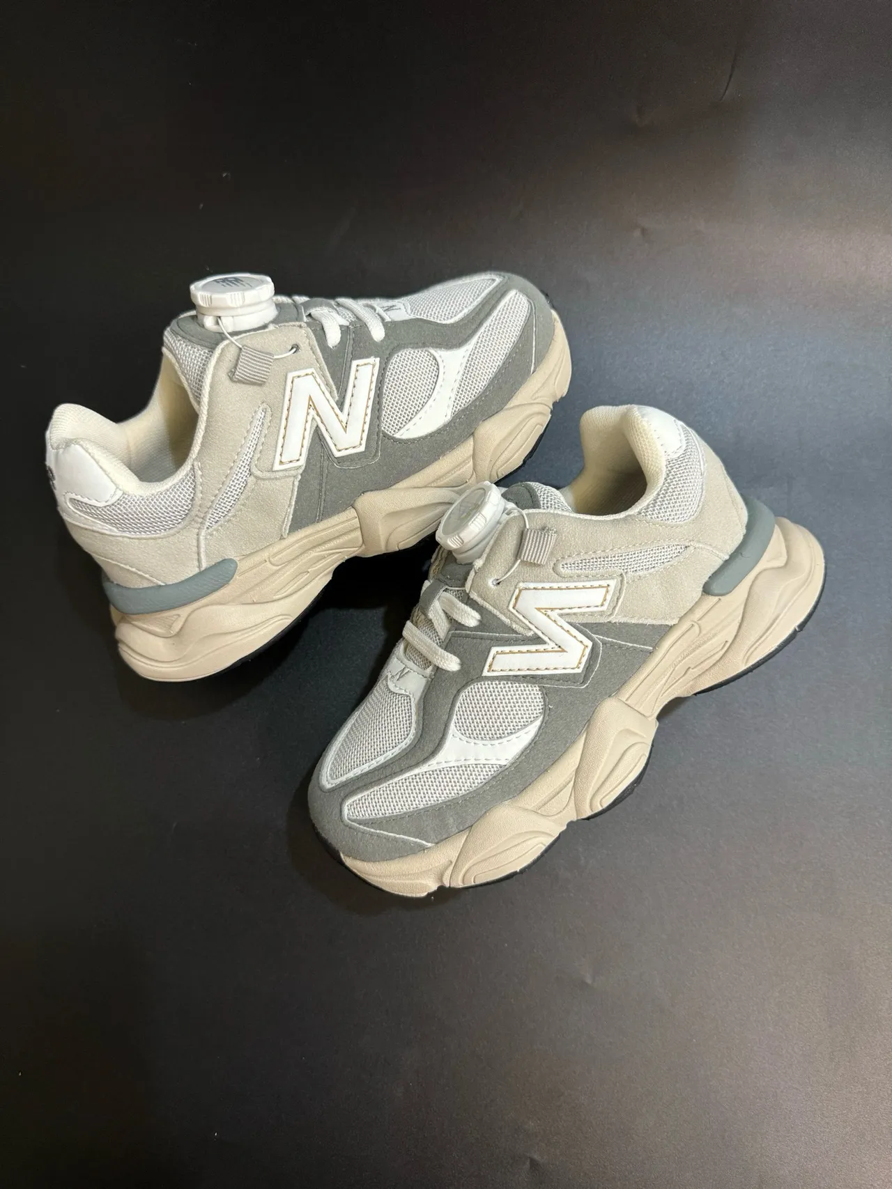 New Balance 9060 رمادي بيج سول إغلاق دوار أحذية رياضية كثيفة 17