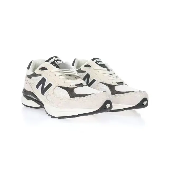 New Balance 990 beige noir partie supérieure en suédé et maille superposée N Logo sneakers lifestyle 4
