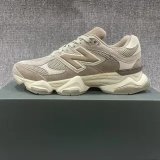 New Balance Beige Gris Silhouette Oversized Tige en Mélange de Matières Baskets Chunky
