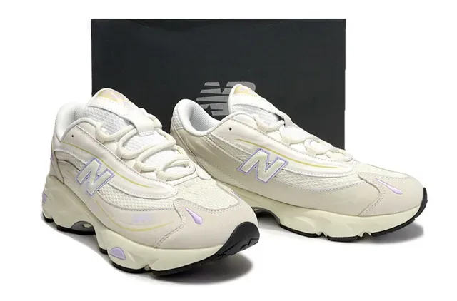 New Balance Beige Violet Chaussures Lifestyle avec Soles Médianes Épaisses Tige Hybride Mesh-Suede 5