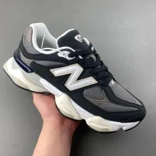 New Balance أحذية رياضية سوداء و رمادية بقاعدة متعددة الطبقات شبكية وتغطية صناعية