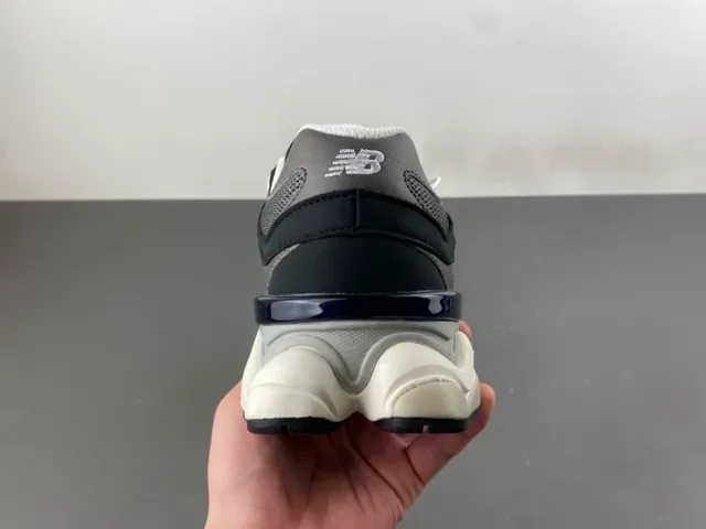 New Balance Tênis Chunky Preto e Cinza com Sola Multicamadas Malla e Recobrimento Sintético 4