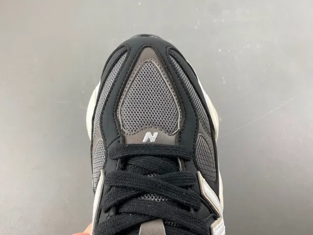 New Balance Tênis Chunky Preto e Cinza com Sola Multicamadas Malla e Recobrimento Sintético 5