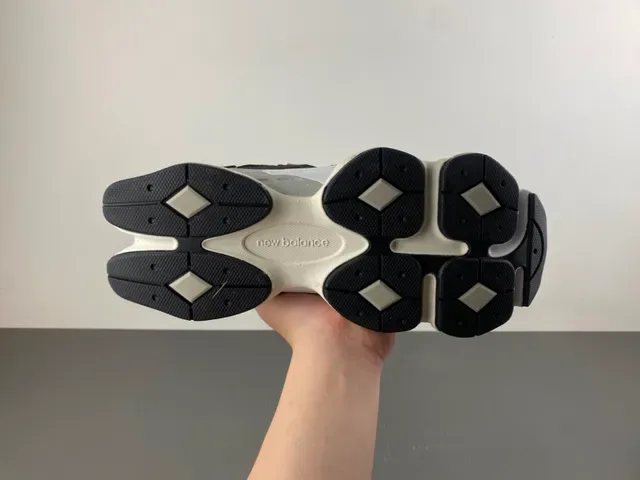New Balance Tênis Chunky Preto e Cinza com Sola Multicamadas Malla e Recobrimento Sintético 9