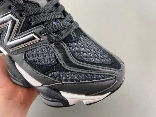 New Balance Tênis Chunky Pretos e Cinza com Sola Esculpida de Malha e Construção de Superposição Sintética 2