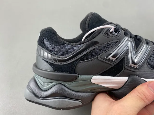 New Balance Tênis Chunky Pretos e Cinza com Sola Esculpida de Malha e Construção de Superposição Sintética 3