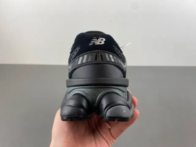 New Balance Tênis Chunky Pretos e Cinza com Sola Esculpida de Malha e Construção de Superposição Sintética 4