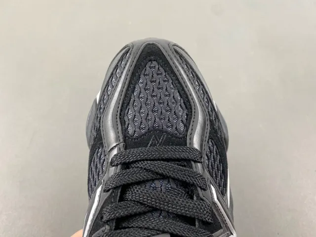 New Balance Tênis Chunky Pretos e Cinza com Sola Esculpida de Malha e Construção de Superposição Sintética 5