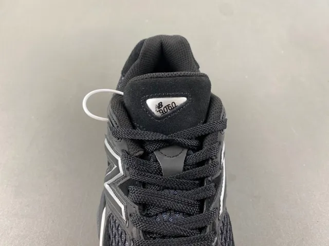 New Balance Tênis Chunky Pretos e Cinza com Sola Esculpida de Malha e Construção de Superposição Sintética 6