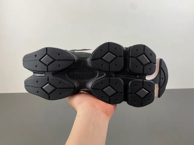 New Balance Tênis Chunky Pretos e Cinza com Sola Esculpida de Malha e Construção de Superposição Sintética 9