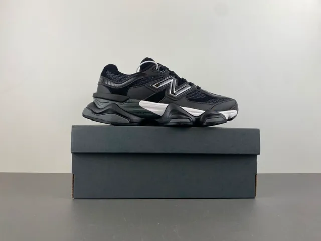 New Balance Tênis Chunky Pretos e Cinza com Sola Esculpida de Malha e Construção de Superposição Sintética 15