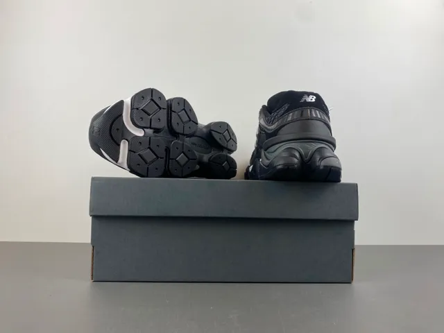 New Balance Tênis Chunky Pretos e Cinza com Sola Esculpida de Malha e Construção de Superposição Sintética 16