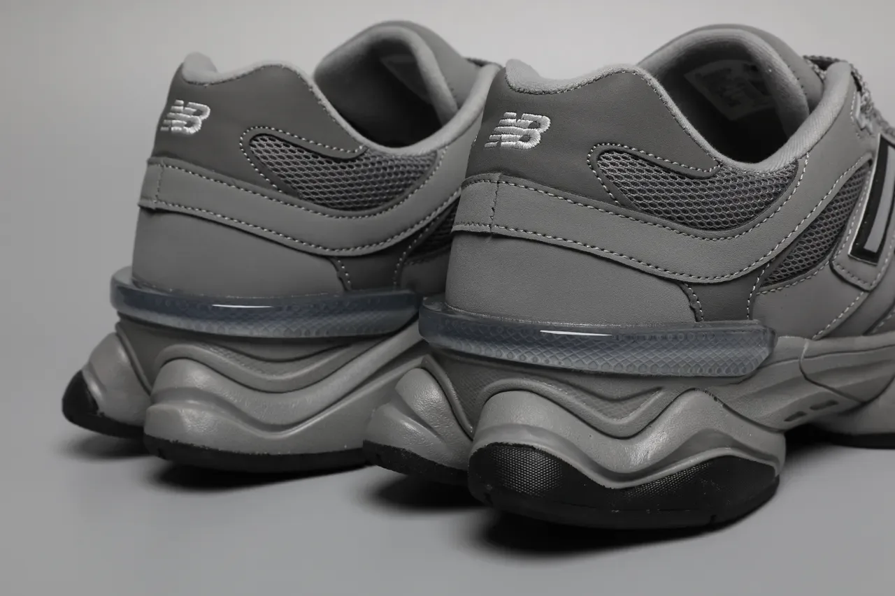 New Balance Gris Noir Chunky Sculpted Midsole Maille Et Construction Overlay Synthétique Sneakers Lifestyle 2