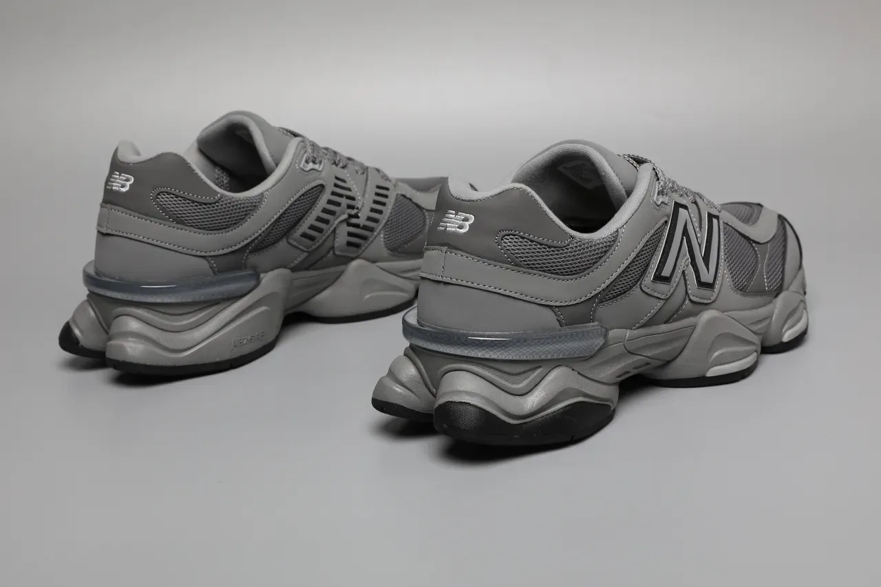 New Balance Gris Noir Chunky Sculpted Midsole Maille Et Construction Overlay Synthétique Sneakers Lifestyle 3