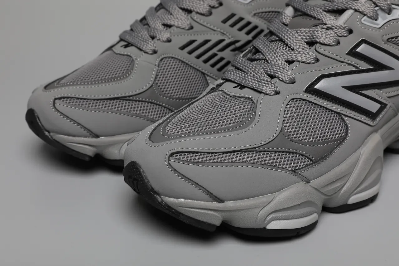 New Balance Gris Noir Chunky Sculpted Midsole Maille Et Construction Overlay Synthétique Sneakers Lifestyle 4