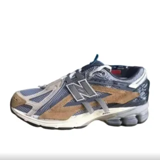 New Balance حذاء جري رمادي وبني شبكة و سويد بانلينج Strap-Over-N تفصيل شعار N