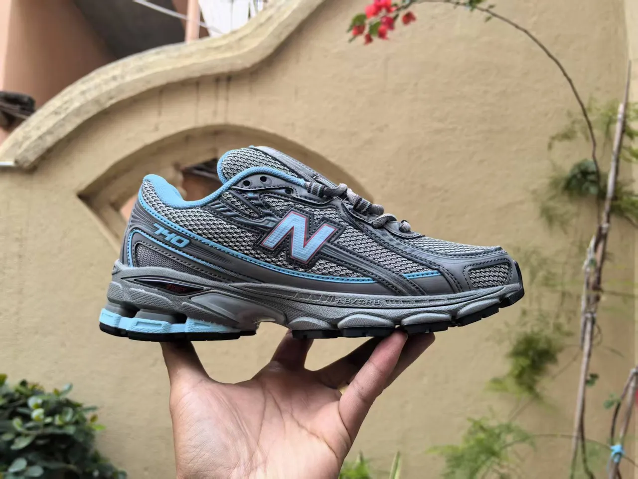 New Balance رمادي وردي شبكة علوية خط مميز أحذية جري 10