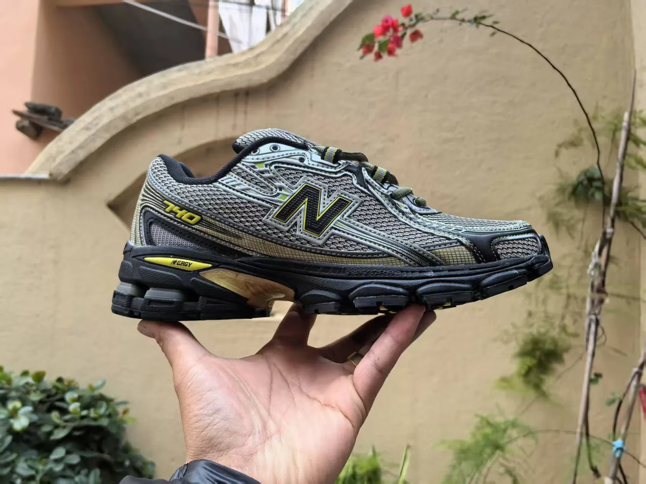 New Balance رمادي وردي شبكة علوية خط مميز أحذية جري 11