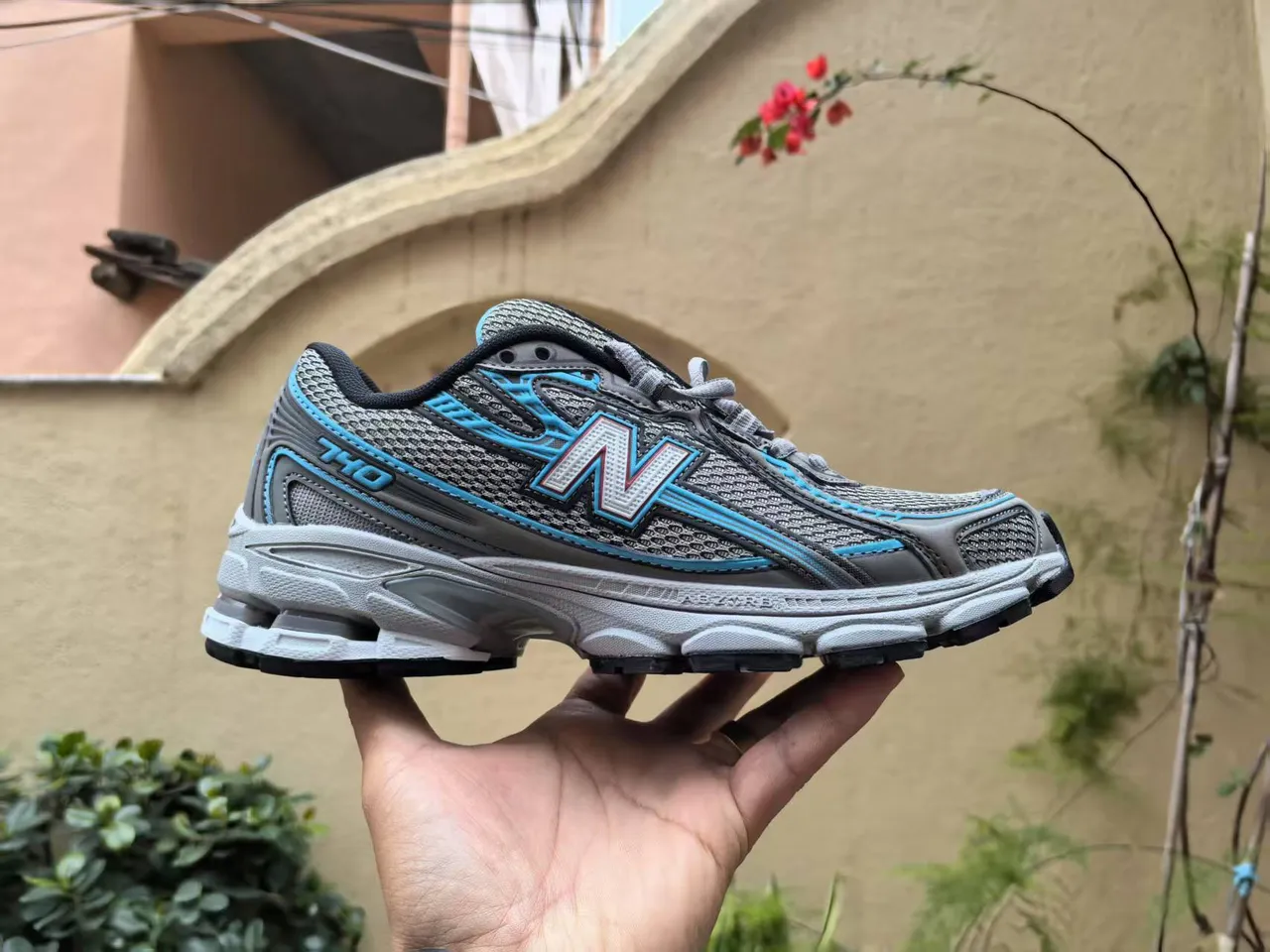 New Balance رمادي وردي شبكة علوية خط مميز أحذية جري 12