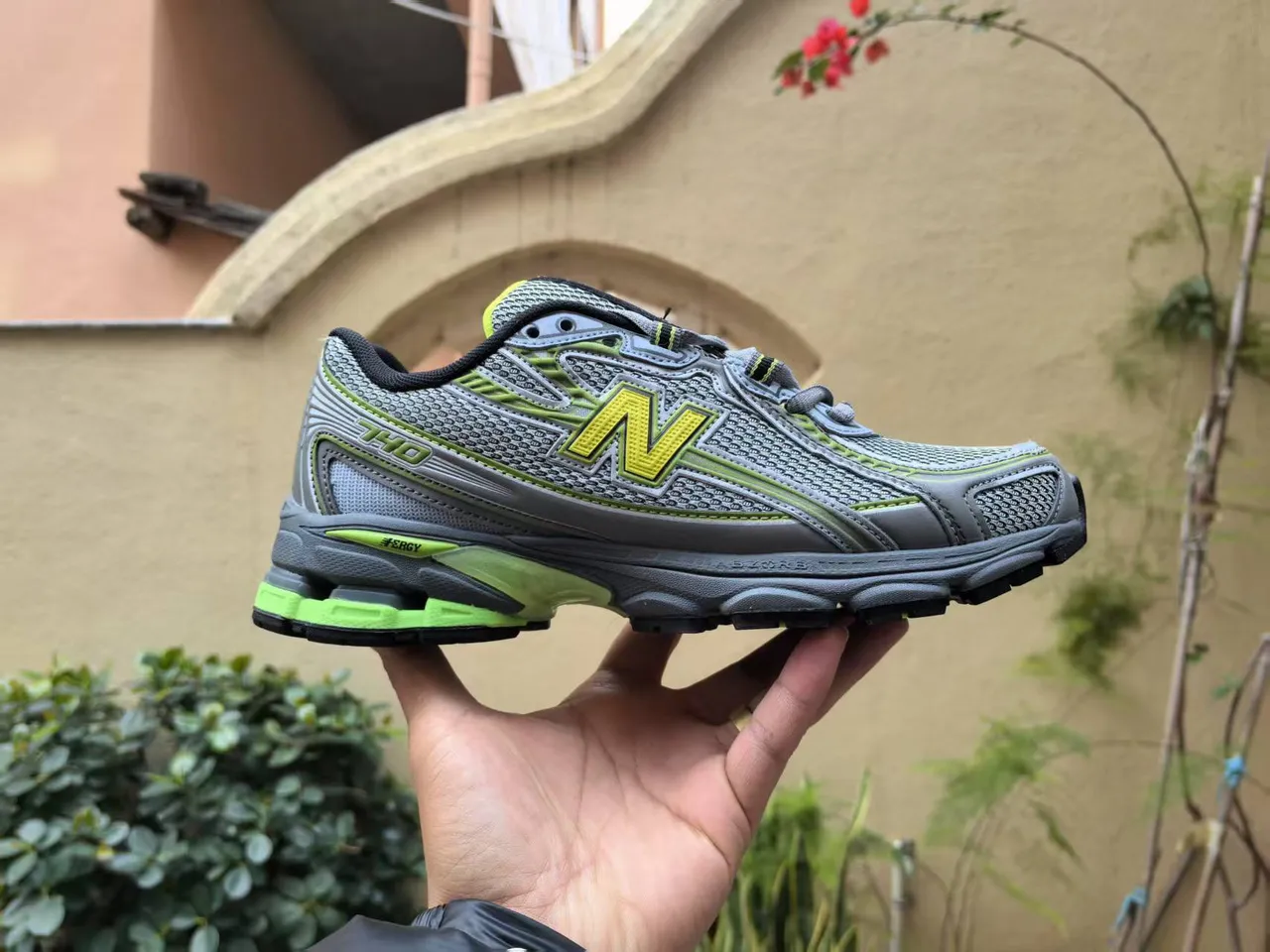New Balance رمادي وردي شبكة علوية خط مميز أحذية جري 13