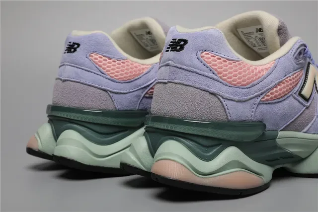 New Balance Sneakers lifestyle violet rose avec midsole chunky sculptée, construction de panneaux en mesh et daim. 2