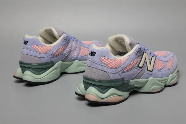 New Balance Sneakers lifestyle violet rose avec midsole chunky sculptée, construction de panneaux en mesh et daim. 3