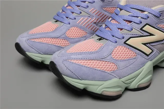 New Balance Sneakers lifestyle violet rose avec midsole chunky sculptée, construction de panneaux en mesh et daim. 4